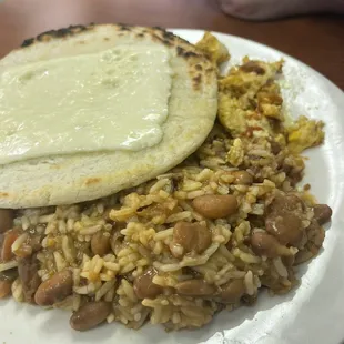 Calentado con Huevo Arepa y Queso