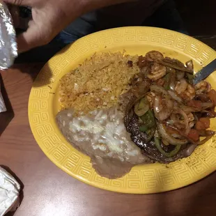 Shrimp and steak fajitas I had a chicken quesadilla. I loved mine as well. The cheese dip was awesome as well.