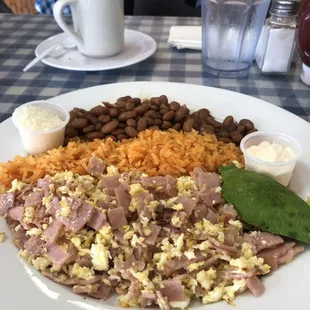 Hammon desayuno, con arroz y frijoles   Ham breakfast with rice and beans.
