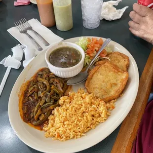 Nopalitos con tortas de camarón