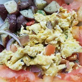 Desayuno, eggs with green pepper, onion, and tomatoes with rosemary hash potatoes on the side.
