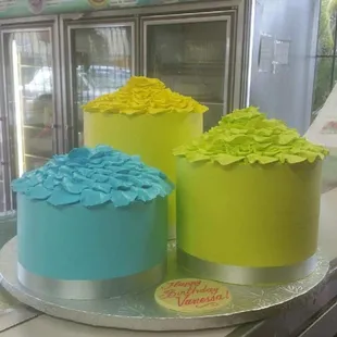 tres cakes con diferentes sabores,,