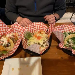 Pescado, carnitas, &amp; carne asada tacos