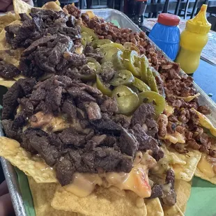 Nachos de carne con al pastor and asada
