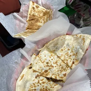 2 quesadillas