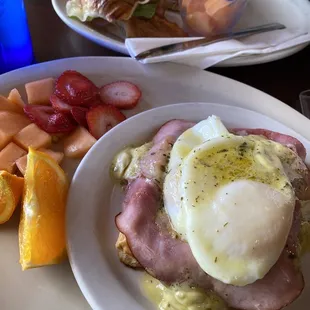 Eggs Benedict with fresh fruit