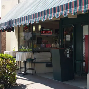 the outside of a restaurant