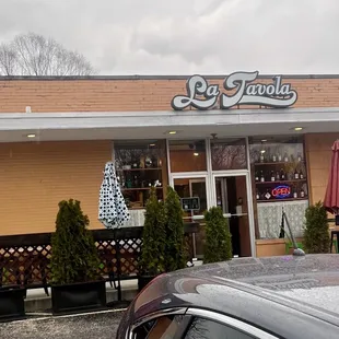 the outside of a restaurant