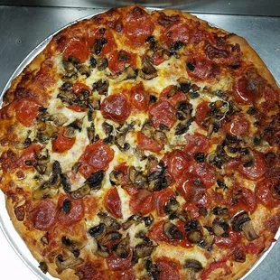 Pepperoni and mushroom pizza in Lou&apos;s Lounge