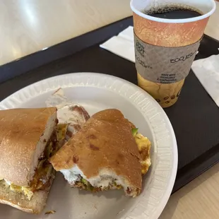 Un pan con todo y cafecito al lado.