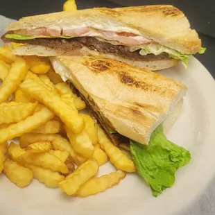 breaded steak sandwich
bistek empanizado sandwich