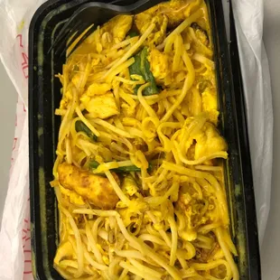 N4. Pad Thai Curry with chicken lunch