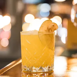 Succo del Nonno
El Abuelo rum, passion fruit, simple syrup, triple sec, garnished with dried apple.
