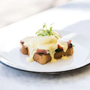 Our BENEDETTO is a delicate preparation of eggs benedict, brioche bread, prosciutto san daniele, creamy spinach and bell peppers.