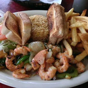 Shrimp w rice with corn, toast, salad and french fries... Deliciosooo