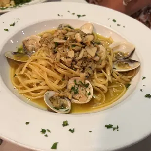Linguine with Clam Sauce and clams