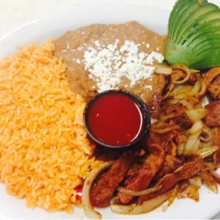 Bistec Encebollado (Beef plate with grilled onions)