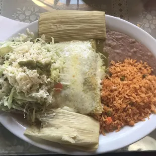 Mexican Dinner Excelente plato, deliciosa combinación de enchilada, tostada y tamales.