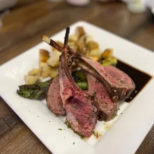Special - rack of lamb, home fries, and roasted asparagus