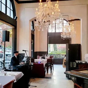 There is live music, while dining.