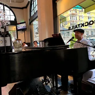 Live pianist who can sing and play