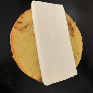 Arepas de chocolo con tajada de queso