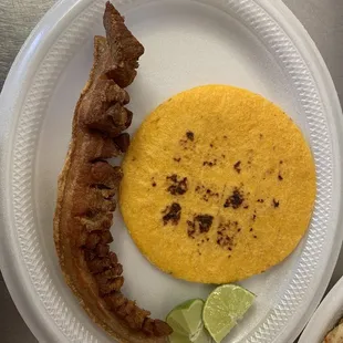 Chicharrón con Arepa