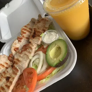 Chuzos de cerdo o pollo con ensalada y un delicioso jugo de maracuya oh parcha
