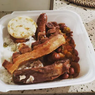 Una rica bandejita paisa, gracias a #latricolorfoodtruck  Las habichuelas con patitas de cerdo estaban riquísimas muchas gracias.