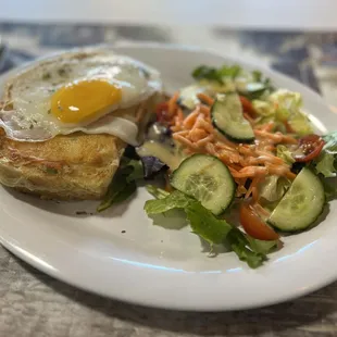 Croque madame avec salade