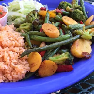 Veggie fajitas with yellow carrots and green beans.