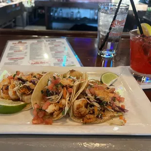 a plate of tacos and a drink