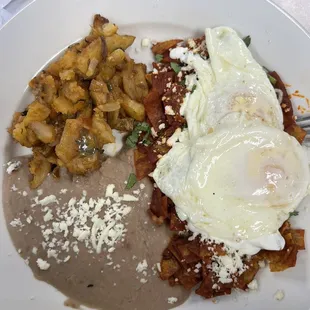 chilaquiles mexicanos con over medium easy eggs ($13)