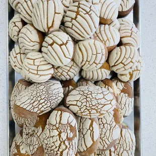 White concha with vanilla filling