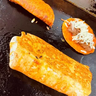 QuesoBirria , burritos , consomé