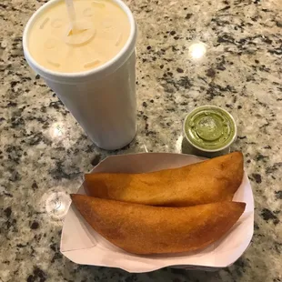 Empanadas / jugo de mango