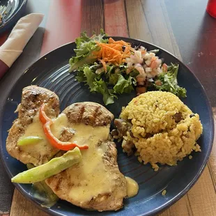 Pollo a la plancha con arroz con gandules y ensalada