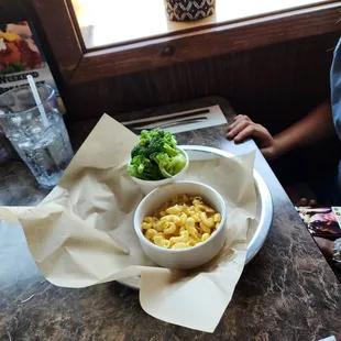 Kids little cub Mac and cheese with steamed broccoli