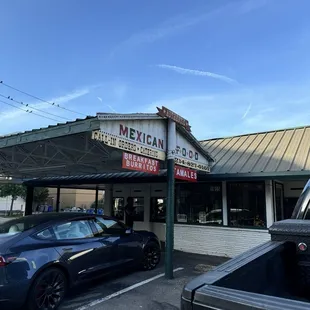 Supposed to be open 45min ago.