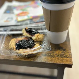 Elderberry almond shortbread and pistachio latte