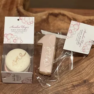 Shortbread cookie favors and French macarons favors.