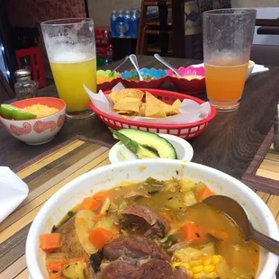 Caldo de res, agua de piña, agua de melón