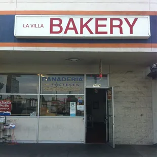 Open from 5am-9pm everyday. Bread right out of the oven at 5am! Mmmmm :)