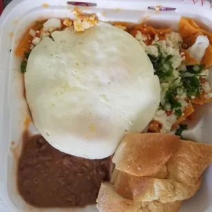 Chilaquiles con huevos combo.