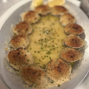 a plate of scallops with lemon sauce