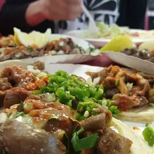 Tacos de tripa y asada. Ay mama.