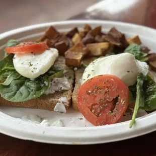 Avo &apos;n egg toast