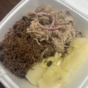 Pernil asado, arroz congri ( moro ) y yuca con mojo