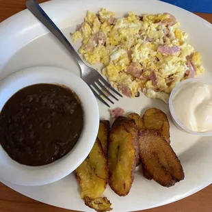 Eggs with ham, beans, plantains, and crema