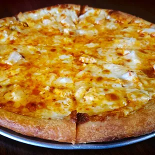 a cheese pizza on a plate